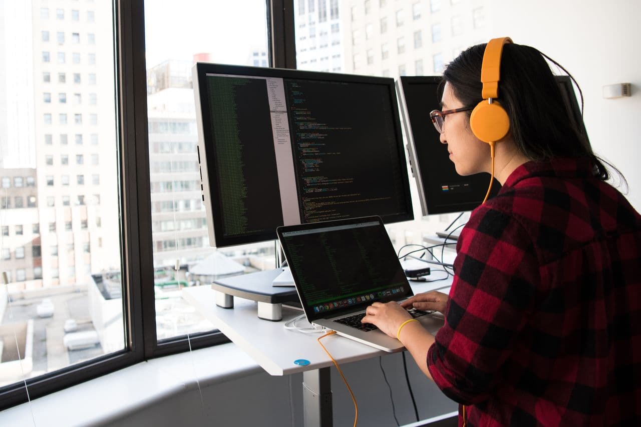 Web Geliştirmede Yeni Dönem: React vs Next.js – Hangisini, Ne Zaman Seçmeli?